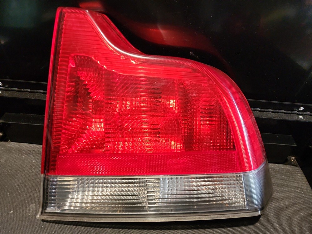 2001-2004 Volvo S60 Right Rear Tail Light OEM 8664080 Tested & Working