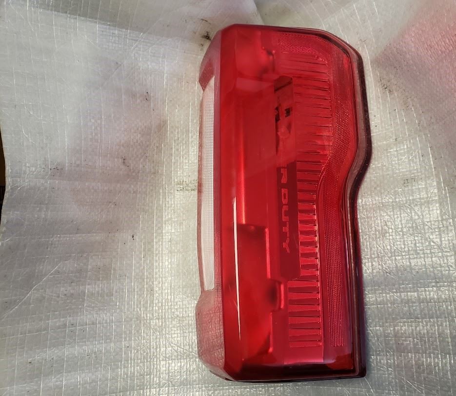 Ford F250SD Pickup 23 Passenger Tail Light Incandescent 565219