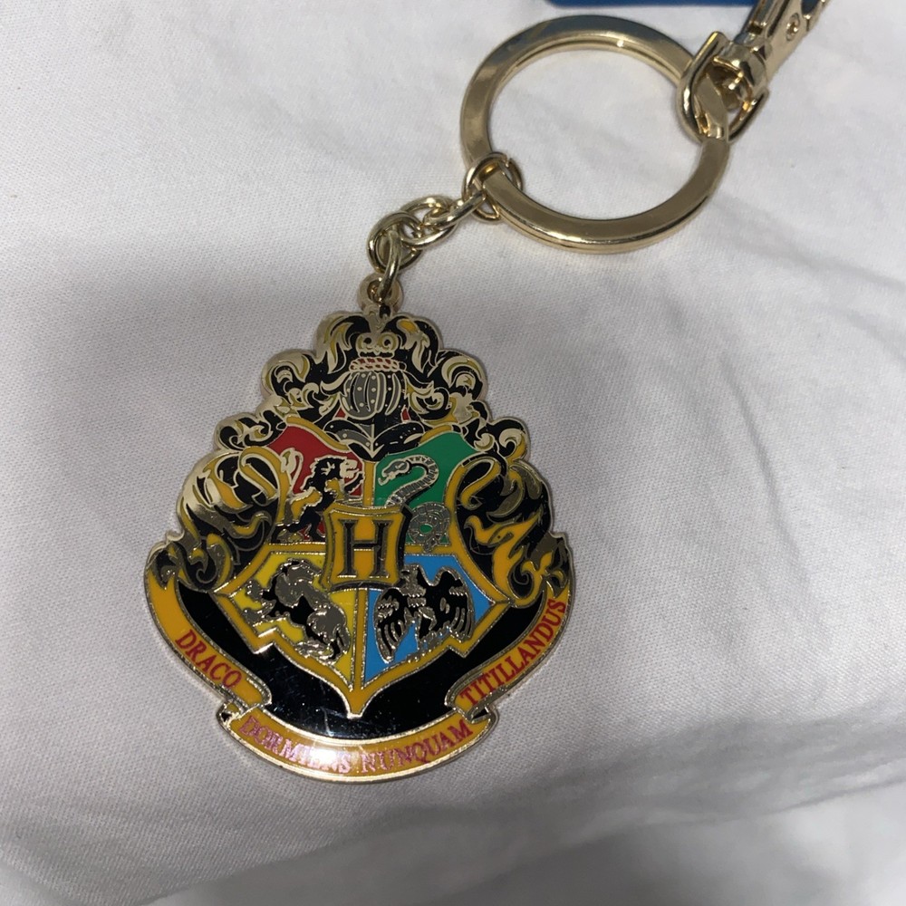 Universal Studios Harry Potter Hogwarts Crest Medallion Keychain New with Tags