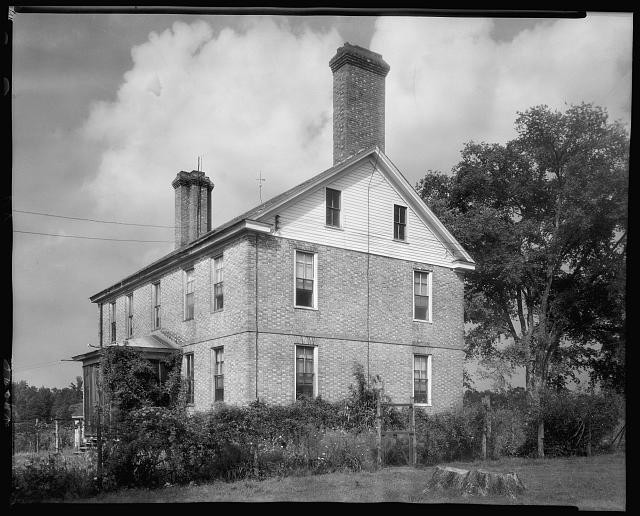 Photo:Williamsburg Virginia Powhatan House 1930s Brick Chimneys House
