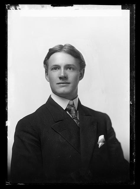 Photo:Unidentified Young Man Studio Portrait Suit Tie ca 1873-1916