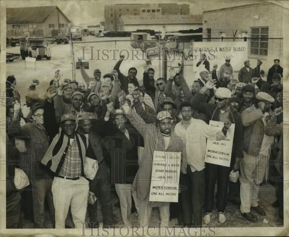 1969 Press Photo Sewerage and Water Board strike scene on Peoples Avenue