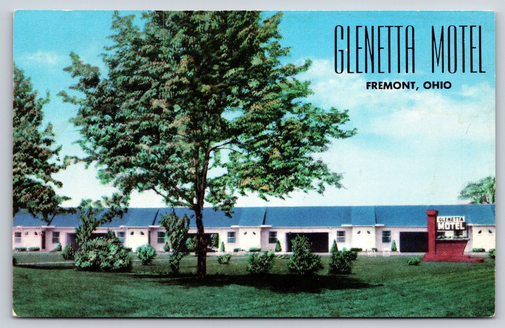 Roadside~Fremont Ohio~Glenetta Motel Exterior~Sign~Lawn~Blue Roof~1950s Postcard