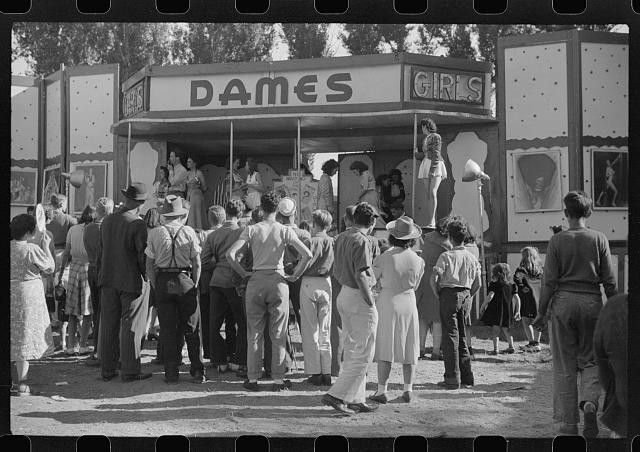 Photo:Rutland Vermont 1941 Rutland Fair Girlie Sideshow Dames Girls Crowd