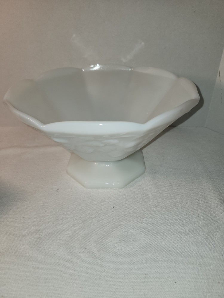VTG White Milk Glass Pedestal Footed Fruit Bowl Grape Vine & Leaf Pattern 9
