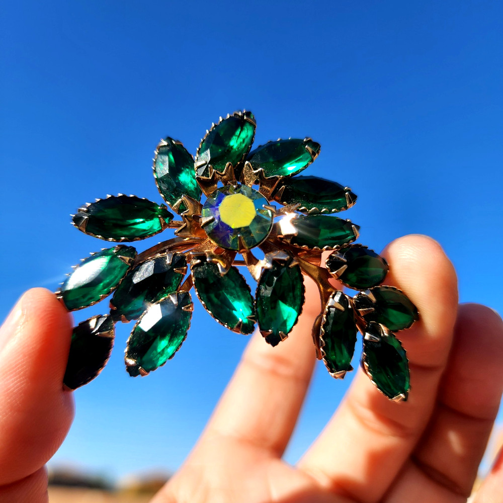 Vintage Green Rhinestone Floral Brooch w/ Aurora Borealis Center – Gold Tone