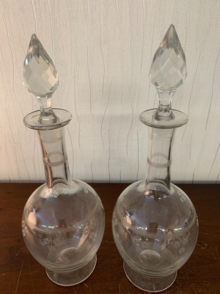 2 Engraved Crystal Carafes Daisy (Price of the Lot)
