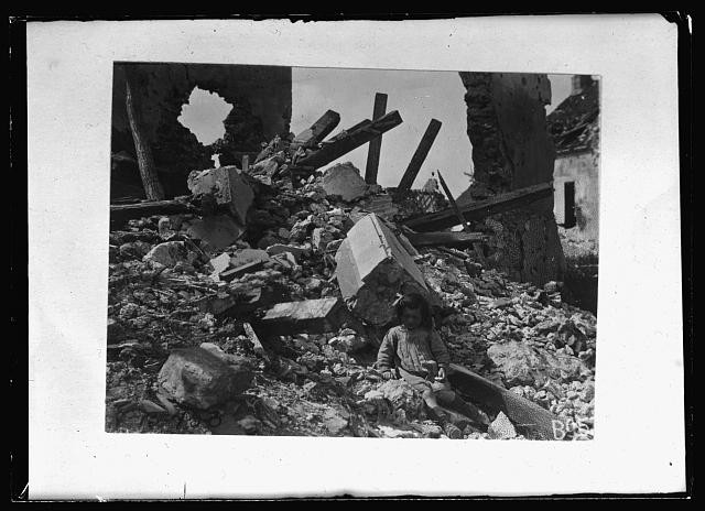 Photo:Chateau-Thierry Vaux France 1919 Child in Ruins of Home and Village
