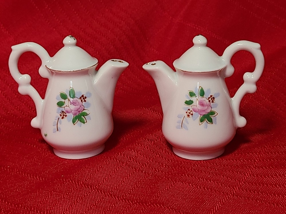 MCM Vintage Dainty Teapot Salt and Pepper Shakers Japan