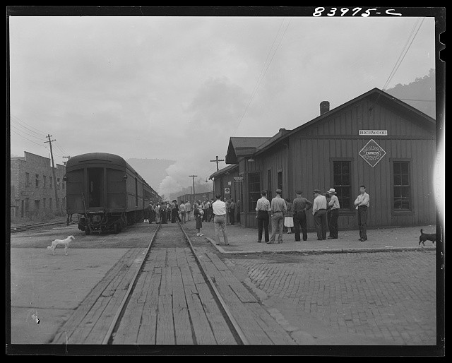 Photo:Richwood WV 1942 Migratory Workers Train to New York State