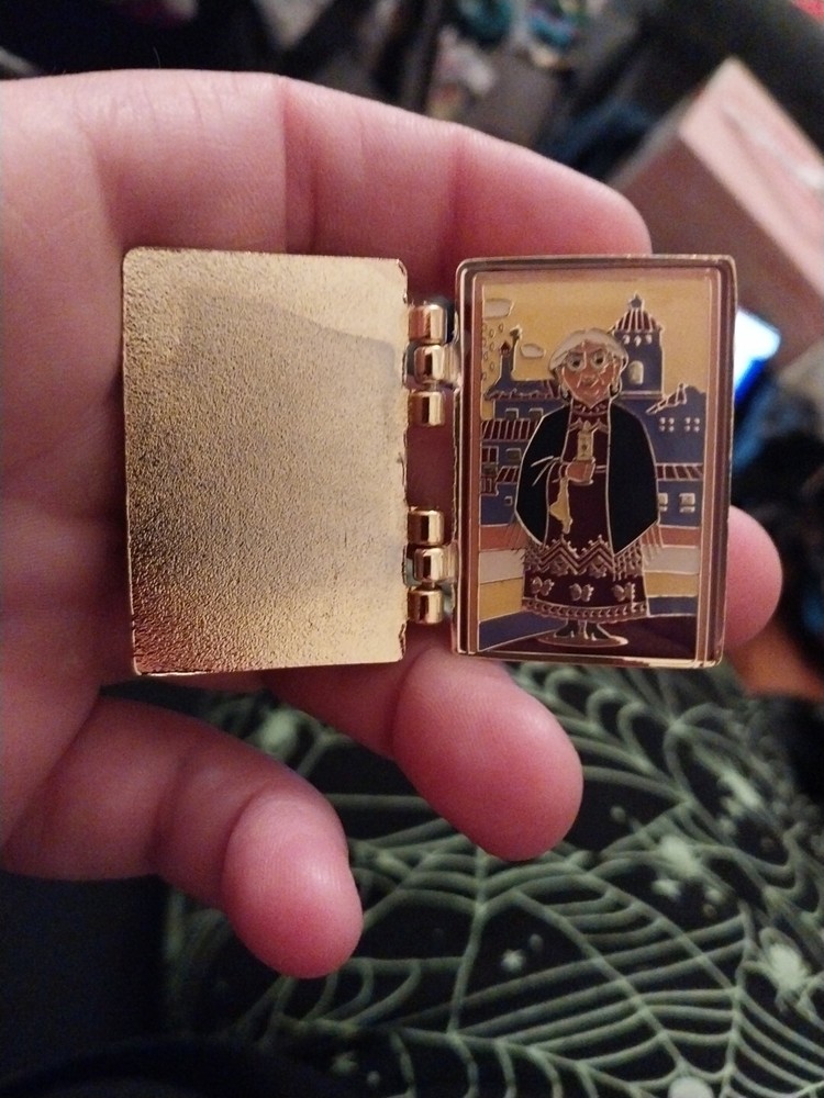 Disney Pin - Loungefly Encanto Hinged Door Series - Abuela Alma Madrigal - NEW-image