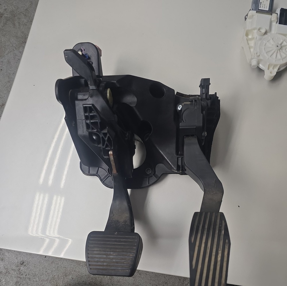 15-18 JEEP Renegade Brake Stop Gas Accelerator Pedal