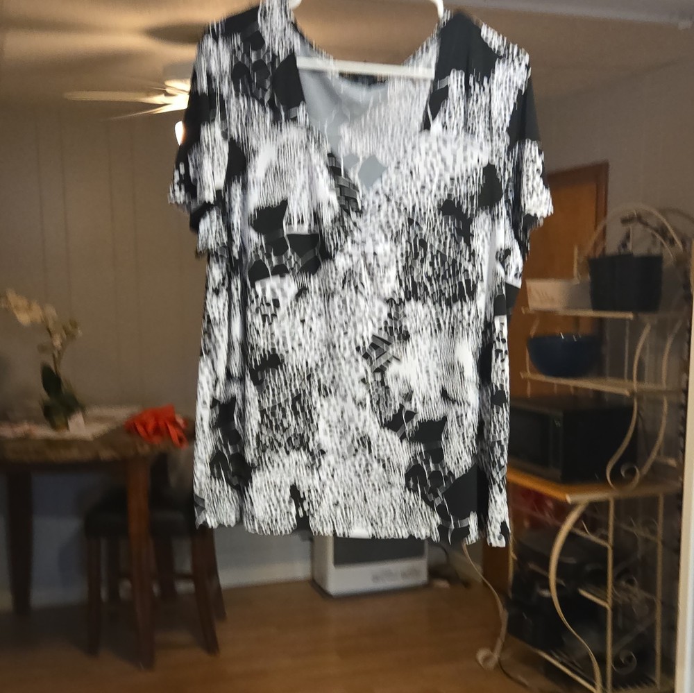 Susie in the city Women’s Plus 3XL Black White Abstract V-Neck Short Sleeve Top