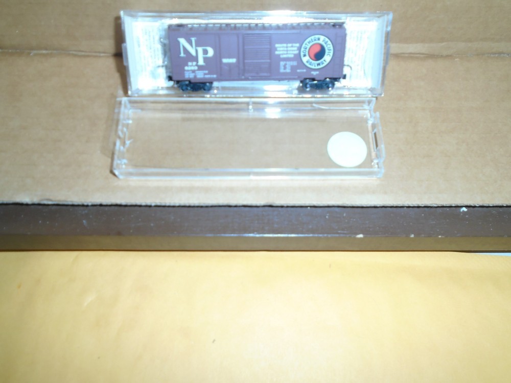 Micro Trains #22040 40' Combo Door Boxcar - Northern Pacific #Np 8289 N