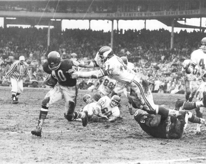 1967 Chicago Bears Gale Sayers Football 8x10 PHOTO PRINT