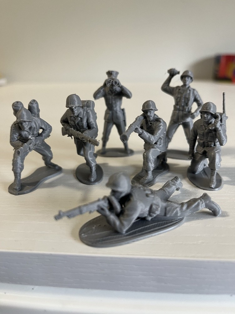 Plastic Infantry Toy Soldiers Army Men Grey  Figures Lot Of  40