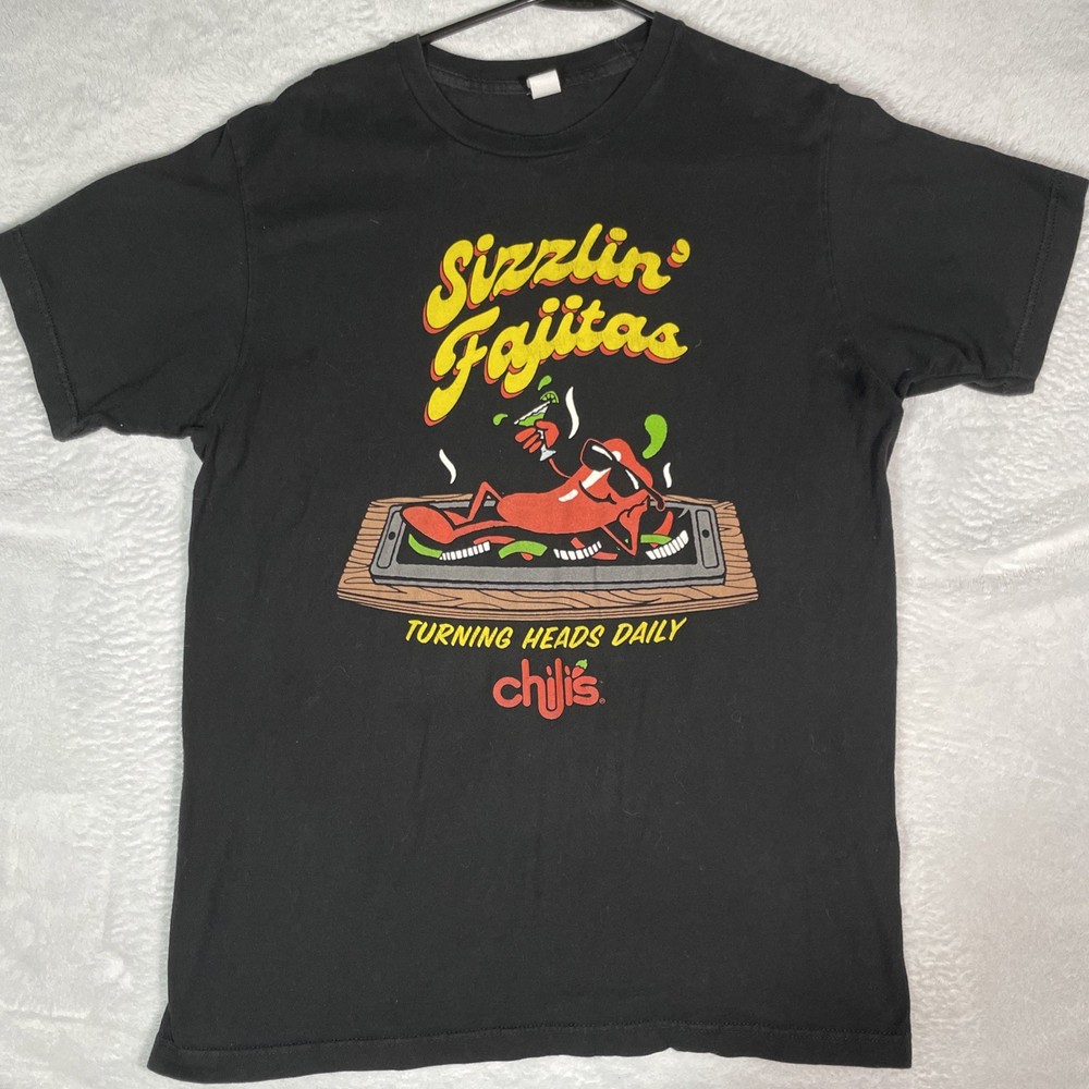 Chilis Restaurant T Shirt Sizzlin Fajitas Logo Men’s Medium Black Graphic Tee