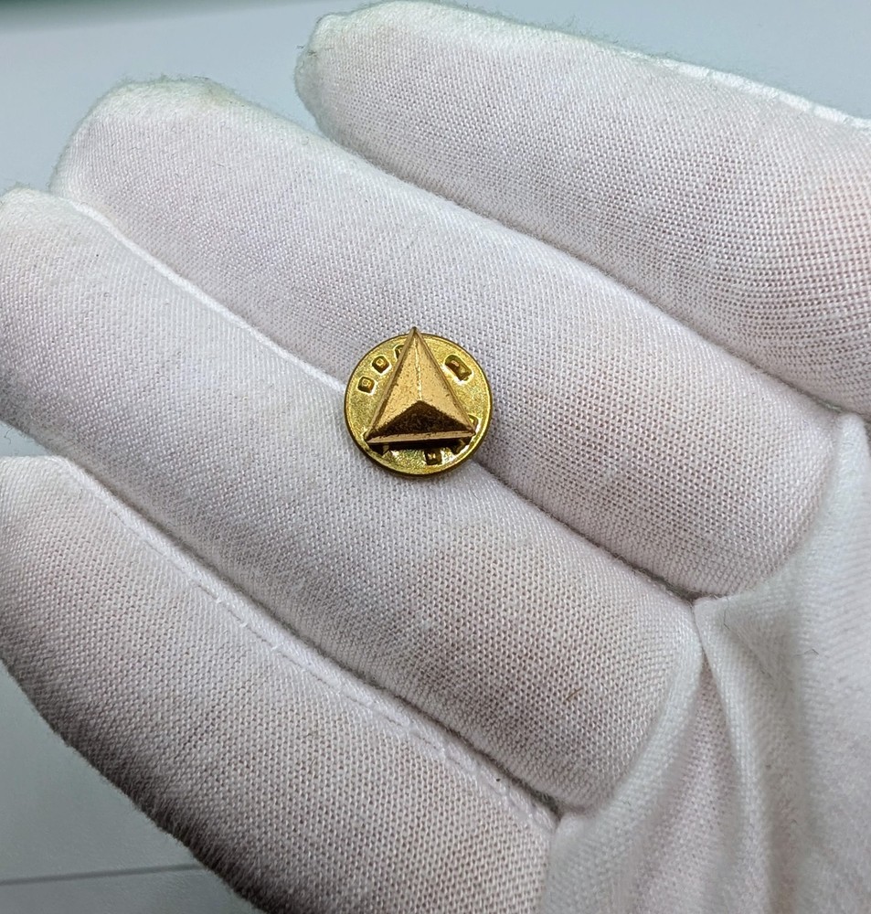 Vintage Delta Air Lines Widget Logo Pyramid Gold Tone Pilot Lapel Pin