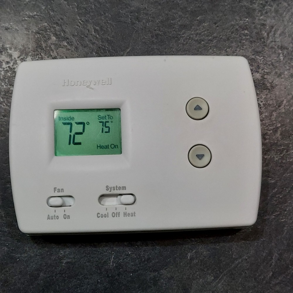 Honeywell TH3110D1008 Digital Thermostat Heat Cool Works Tested