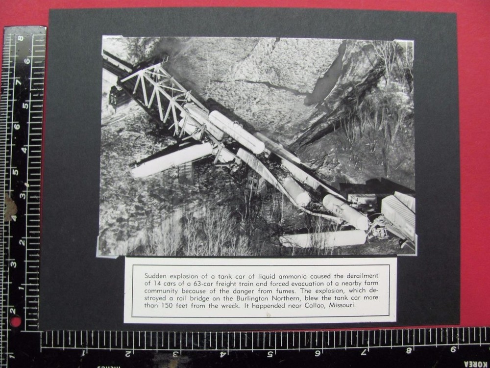 PHOTO of BURLINGTON NOTRHERN RAILROAD FREIGHT TRAIN WRECK AT CALLAO MISSOURI