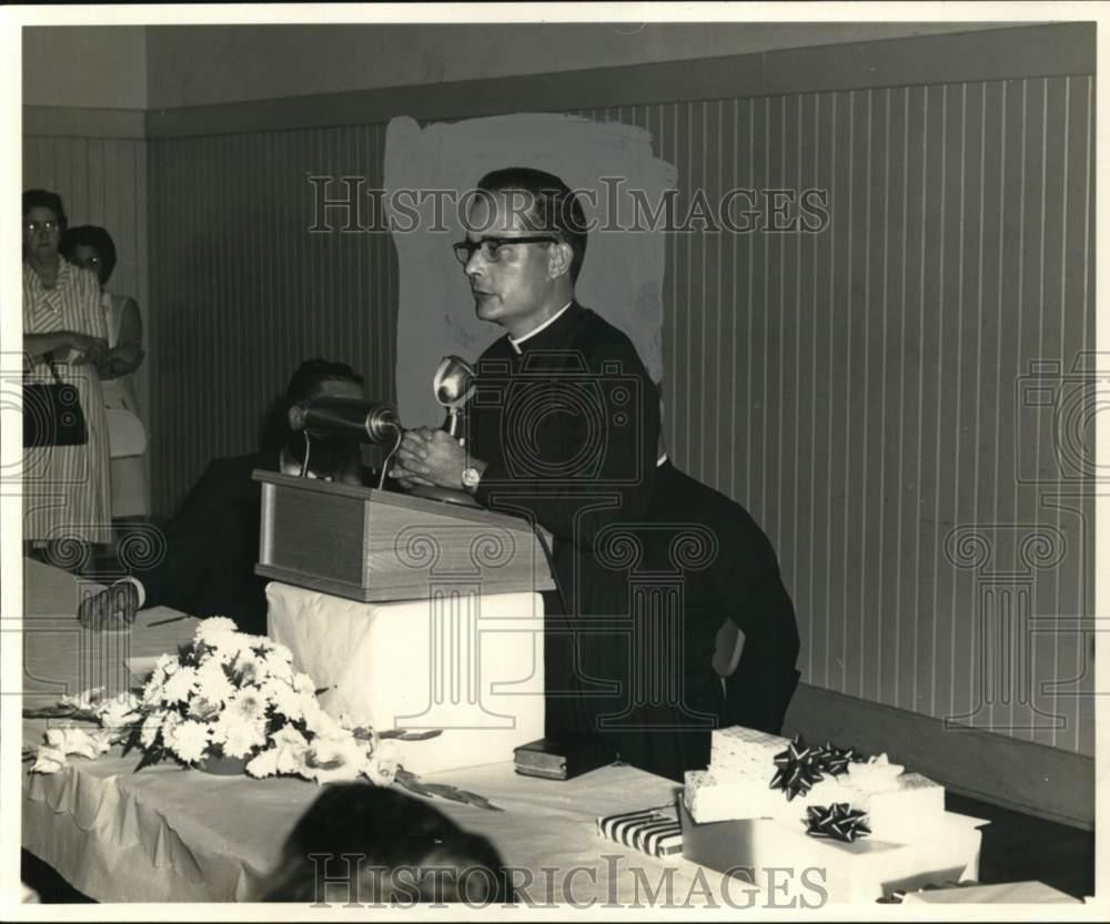1967 Press Photo Reverend James Wilde honored at farewell reception. - noo67398