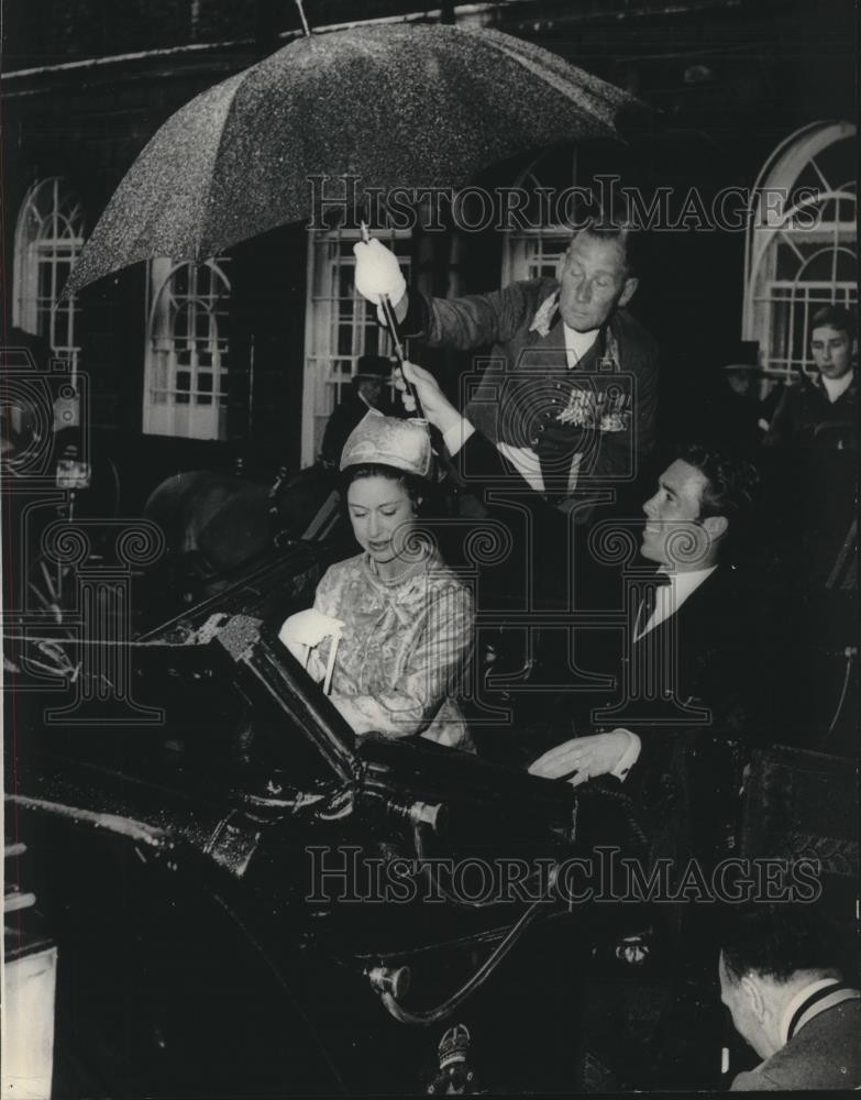 1966 Press Photo Lord Snowdon and Princess Margaret in open carriage in London.