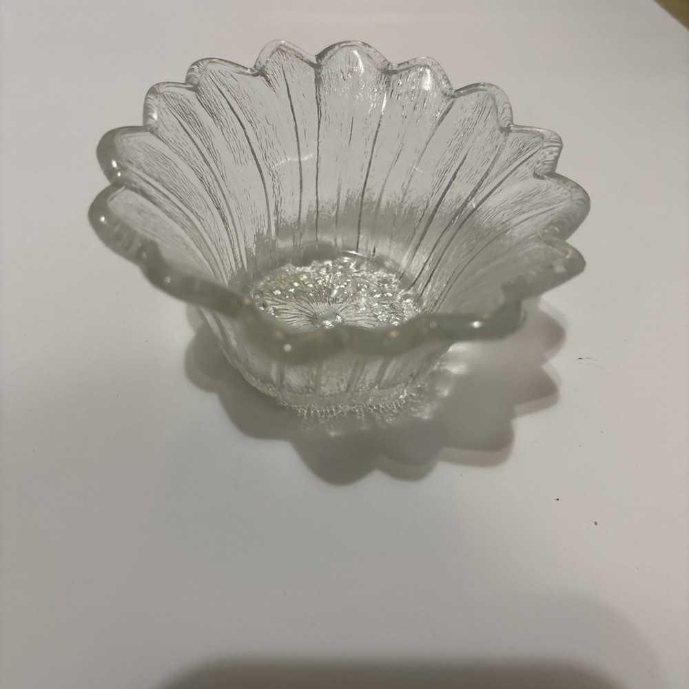vintage Indiana Glass Lily Pons sunflower bowl in clear pressed glass.