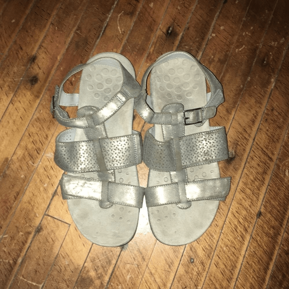 Vionic metallic silver strappy sandals with arch support size 8
