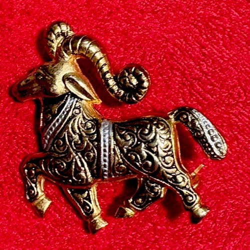 Ram Zodiac Aries Lapel Scarf Gold Tone Pin Brooch Vintage