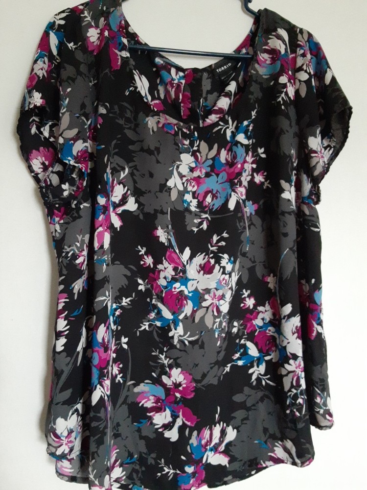 Torrid Black Floral Flutter Sleeves With A Button-up Back Closure Size 1