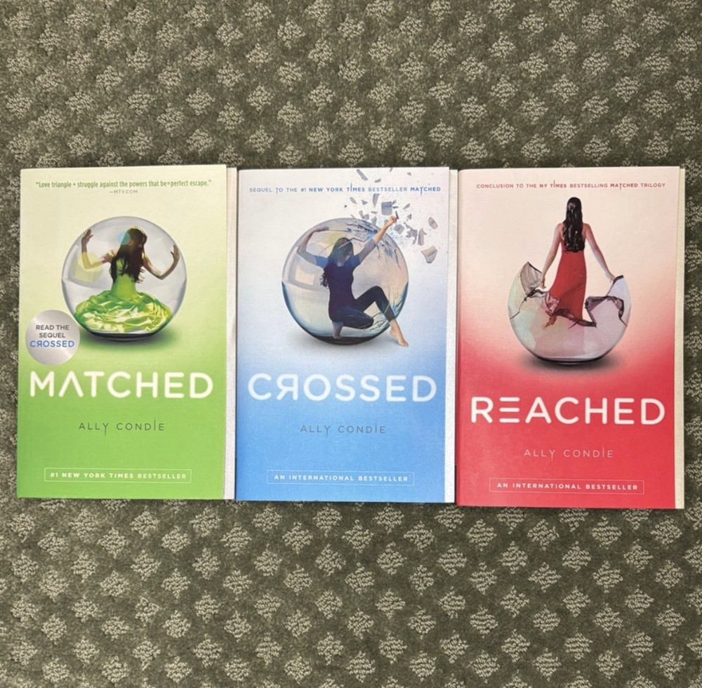 Ally Condie Matched Trilogy: Matched / Crossed / Reached 3-Book Paperback Set