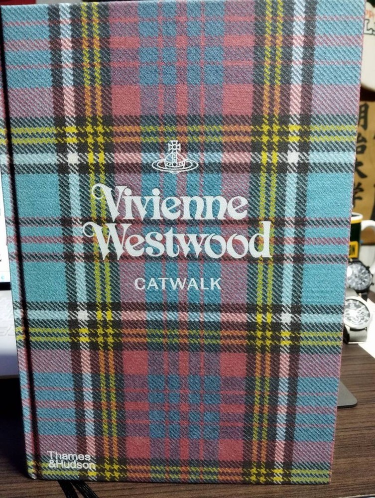Y1126 Vivienne Westwood CATWALK THE COMPLETES Vivienne Westwood 19812021 photo b