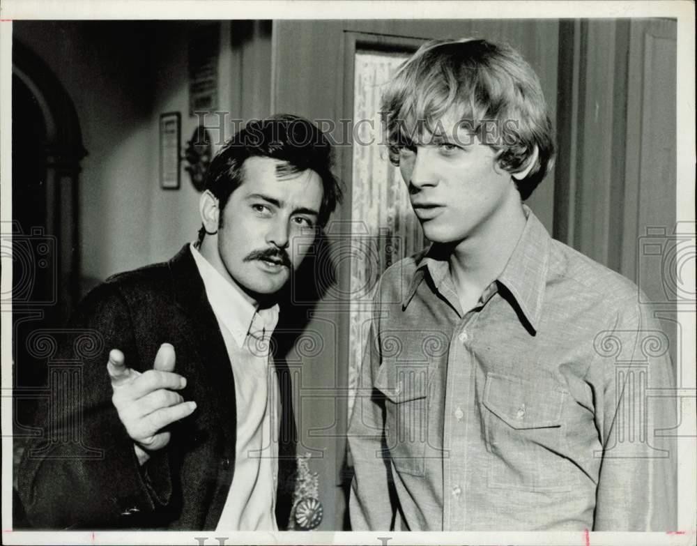 1971 Press Photo Martin Sheen & Bruce Davison in an episode of 
