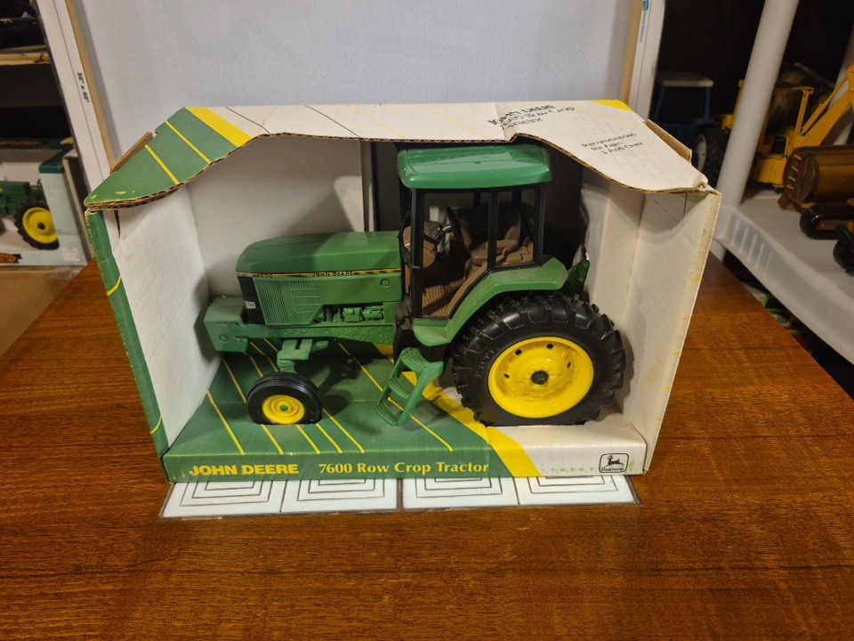John Deere 7600 Row Crop Tractor 1/16 Scale Die-Cast Model by ERTL USA #5627