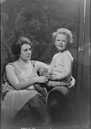 Photo:Baldwin Mrs and Child Portrait 1930 Studio Photograph