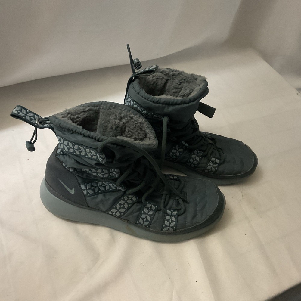 Nike Roshe Run Hi Women's 8  Sneaker Boots Lined Winter Boots - Grey