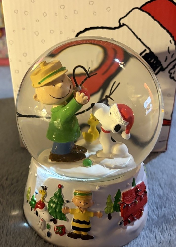 Peanuts Charlie Brown Snoopy Christmas Musical Snowglobe Pathetic Tree