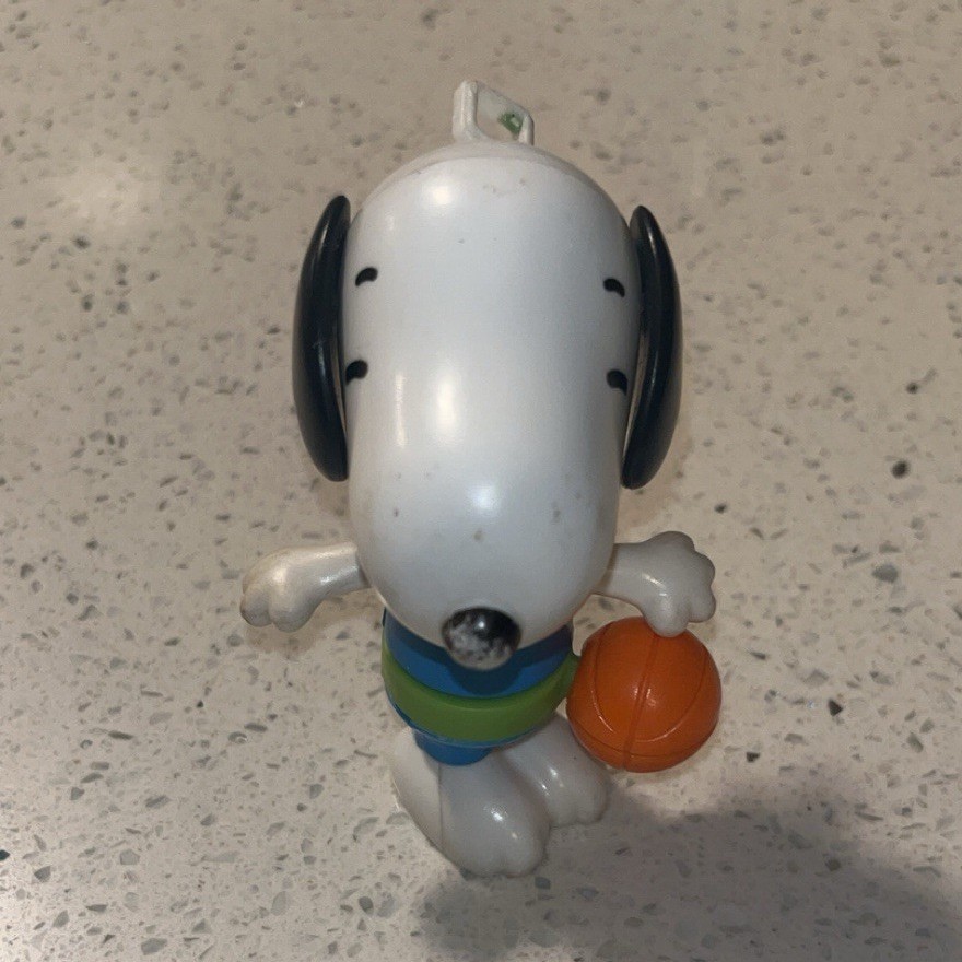 Peanuts Gang Snoopy Basketball Figurine Plastic Cartoon Peanuts Collectible