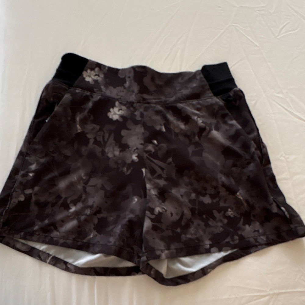 Athleta Brooklyn Printed Short Black/Gray Floral Zip Pockets Stretch Gym Casual