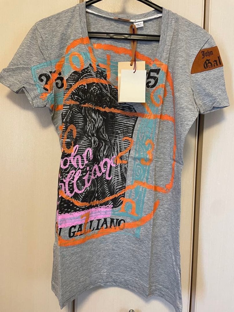 John Galliano Gray V-Neck T-Shirt Size L Graphic Print