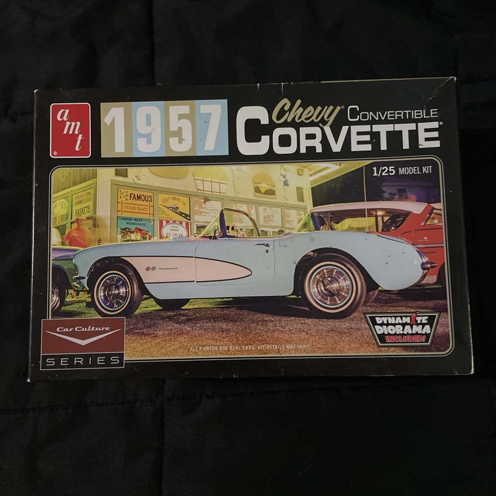 AMT 1957 CHEVY CORVETTE CONVERTIBLE 1/25 SCALE MODEL KIT (Molded in Aqua)
