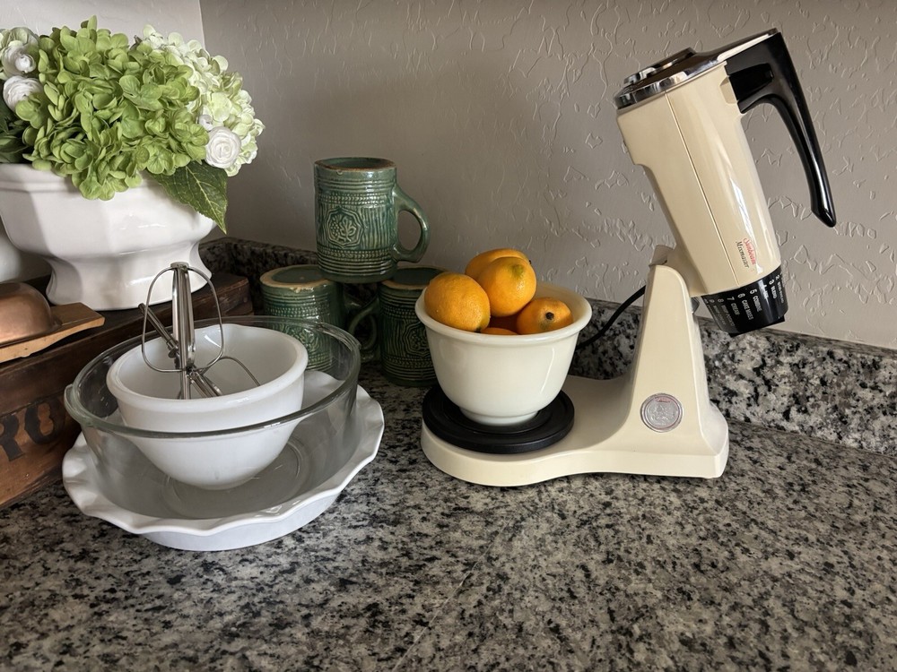 Vtg Sunbeam MIXMASTER 12-Speed STAND MIXER 2360 1 Glass Bowl 1 Add. Bowl Beaters