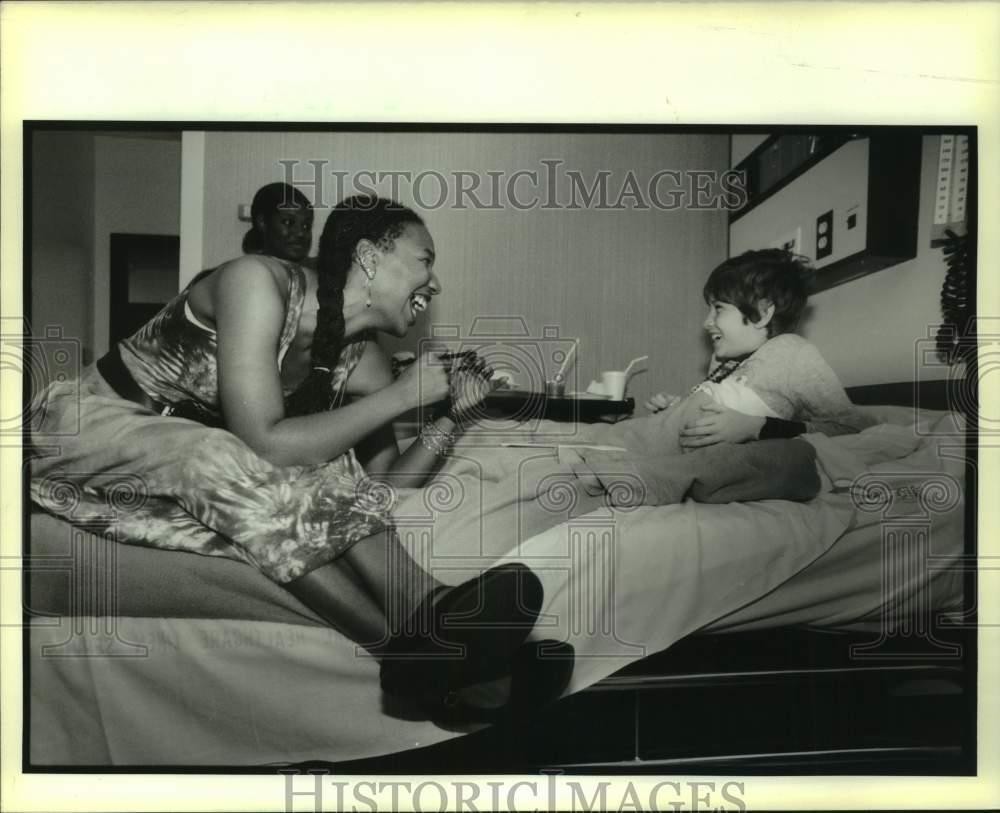 1989 Press Photo Charmaine Neville with Chris Malloy at the Children's Hospital
