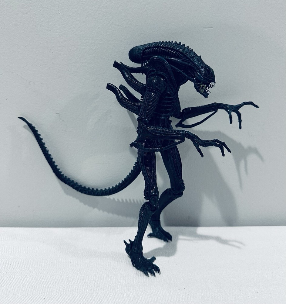 NECA Aliens Xenomorph Blue Warrior 9
