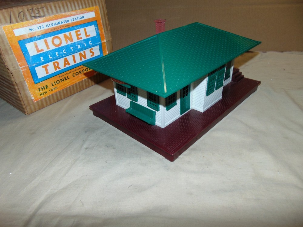 Lionel O  132  Lighted Station   In  Early  Original Box