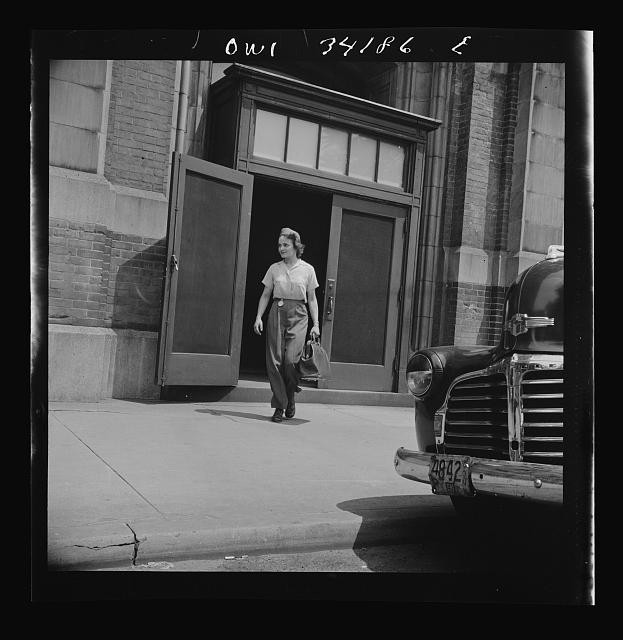 New Britain Connecticut 1943 Women Workers Landers Frary Clark Shuttle Driver