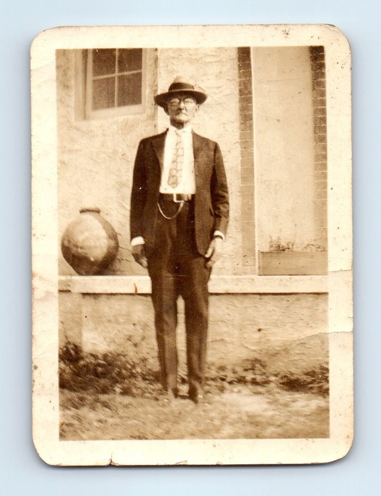 Old Vintage Photo SOLO MAN SUIT HAT TIE GLASSES OUTSIDE HOUSE WITH POTTERY