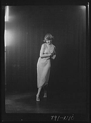 Florence Noyes dancers,performances,women,fabrics,costumes,s,Arnold Genthe,1915