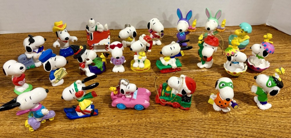 Vintage Peanuts Snoopy PVC Figures Mixed Lot Of 23. Holiday Figures