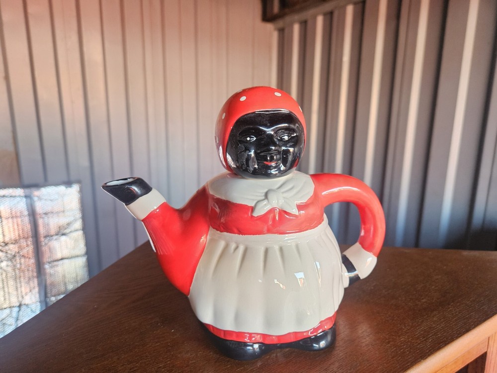 vintage tea pot,Folk Art No cracks,or nicks!! Good Color no fading.